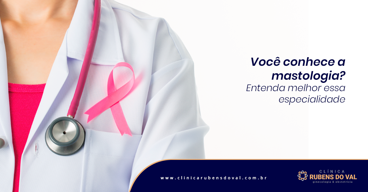 Você conhece a mastologia? Entenda melhor essa especialidade | Dr. Rubens do Val CRM 58764 Ginecologia e obstetrícia – Clínica Rubens do Val A imagem mostra uma mulher, do ombro ao seio, com um estetoscópio pendurado em volta do pescoço e um laço rosa que representa a luta e prevenção contra o câncer de mama, pendurado a cima do bolso do jaleco.