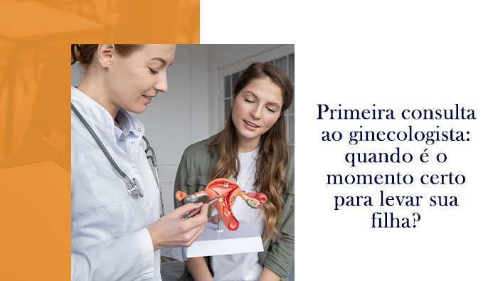 A imagem mostra uma médica mostrando um modelo anatômico do sistema reprodutor feminino para uma adolescente