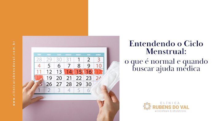 A imagem mostra um calendário com algumas datas pintadas de vermelho. A imagem mostra duas mão, uma está apontando para um dos dias do calendário e a outra segura um absorvente diário.