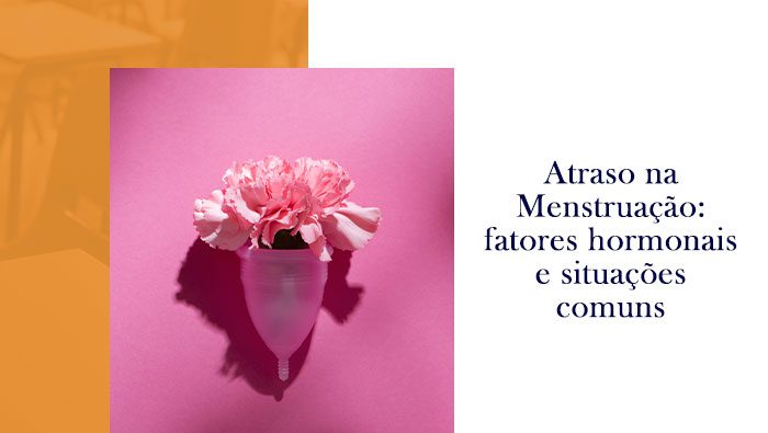 Copo menstrual rosa com flores cor-de-rosa saindo de dentro, sobre um fundo rosa. A imagem simboliza feminilidade e cuidado menstrual de forma delicada.