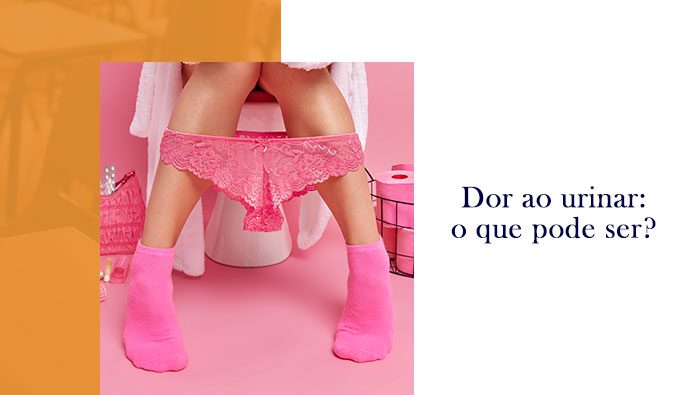 Mulher sentada no vaso sanitário com roupa íntima rosa abaixada, em um banheiro totalmente decorado em rosa, usando meias rosas.