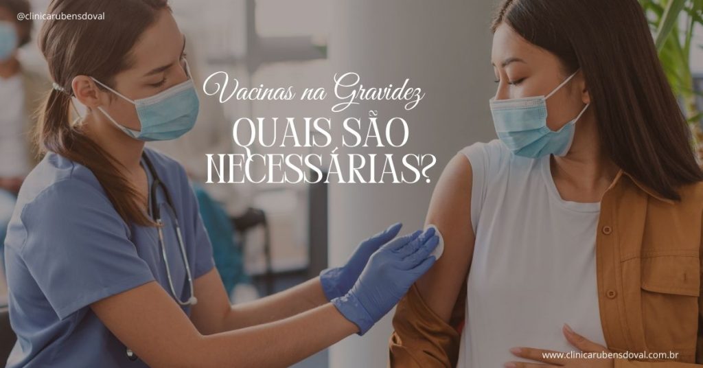 Enfermeira aplicando vacina em mulher grávida com máscara, ambas em ambiente clínico, destacando a importância da imunização na gestação.