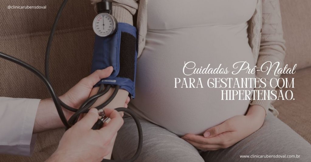 Médico aferindo a pressão arterial de uma gestante, destacando os cuidados pré-natais em casos de hipertensão durante a gravidez.