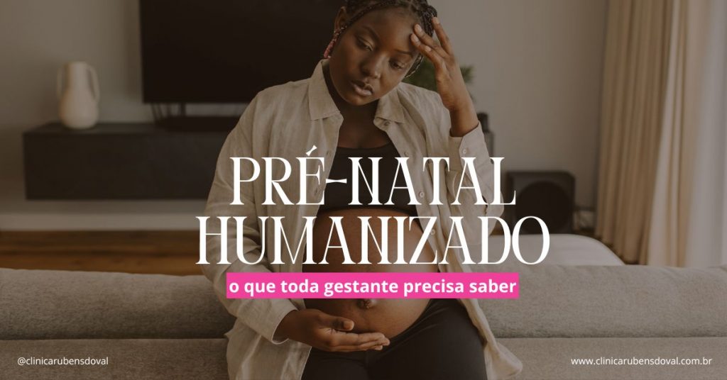 Mulher grávida sentada em um sofá com expressão pensativa, segurando a barriga com uma mão e apoiando a cabeça com a outra.