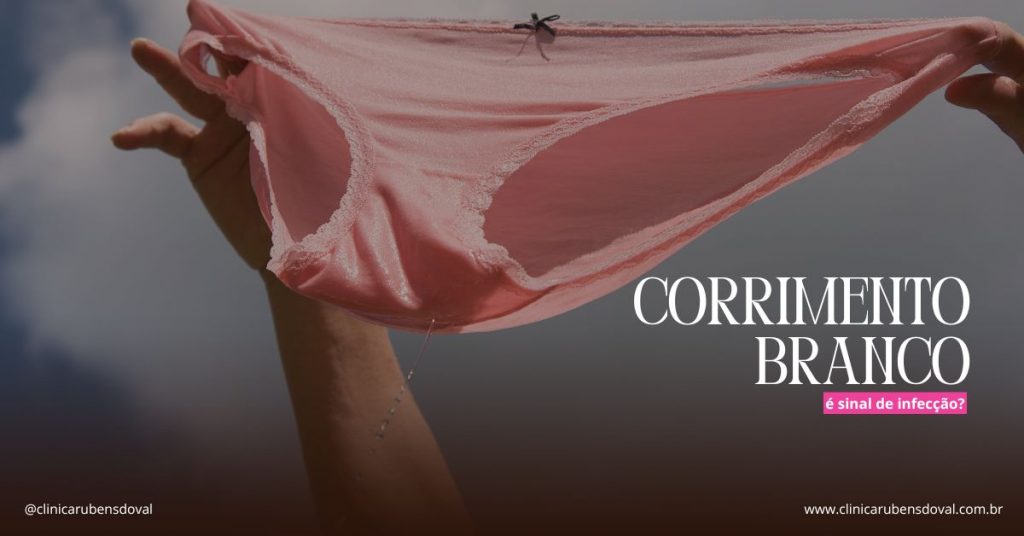 Mão segurando uma calcinha rosa molha com água escorrendo
