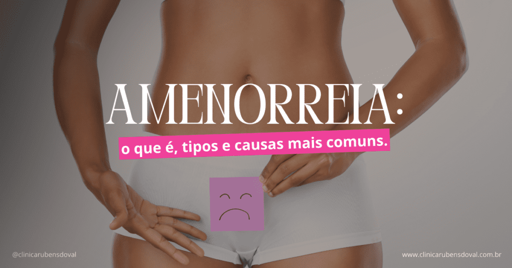 Mulher em roupa íntima branca segura um post-it com rosto triste sobre a região pélvica, simbolizando problemas ginecológicos.