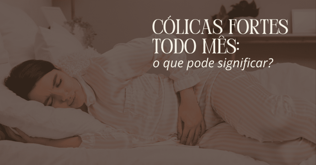 Mulher deitada de lado na cama, com expressão de dor e mão sobre o abdômen, sugerindo incômodo ou cólica.