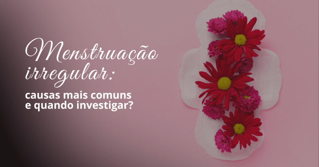 Menstruação irregular: causas mais comuns e quando investigar? 1 Absorvente higiênico branco com flores vermelhas sobre fundo rosa, simbolizando o ciclo menstrual e a saúde feminina.