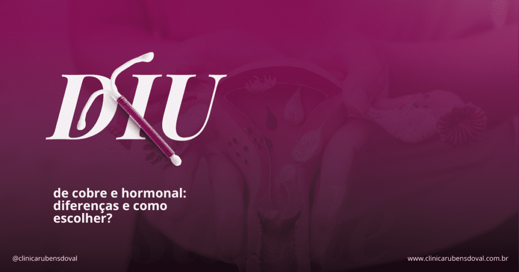 Dispositivo intrauterino (DIU) em destaque sobre fundo rosa com imagem desfocada de modelo anatômico do útero ao fundo.