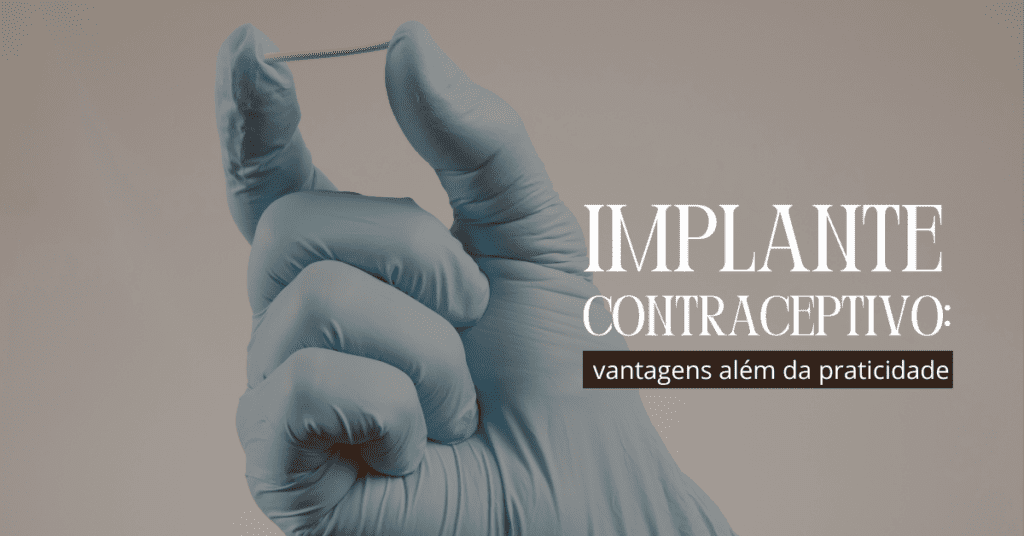 Implante contraceptivo: vantagens além da praticidade 1 Mão com luva azul segurando delicadamente um implante contraceptivo fino, em fundo neutro.