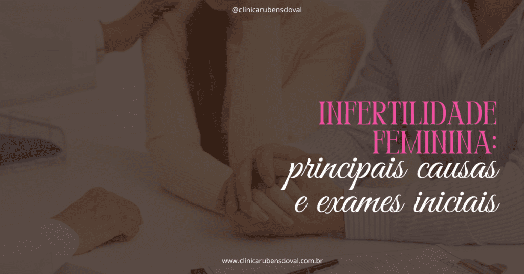 Infertilidade feminina: principais causas e exames iniciais 1 Casal sentado à mesa em consulta, com mãos entrelaçadas e documentos à frente, transmitindo apoio emocional.