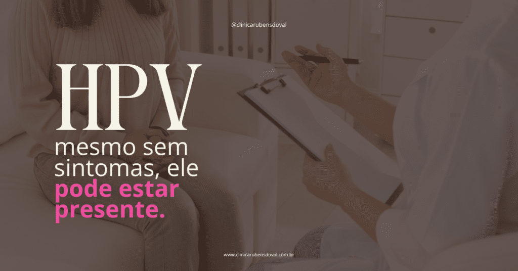 HPV: mesmo sem sintomas, ele pode estar presente 1 Paciente sentada em consultório médico enquanto profissional de saúde faz anotações em prancheta durante atendimento clínico.