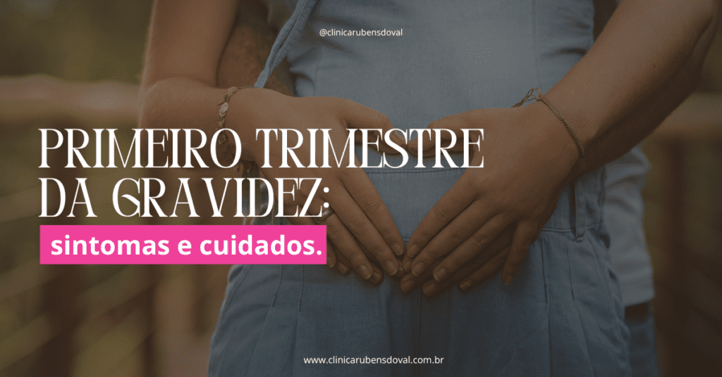 Primeiro trimestre da gravidez: sintomas e cuidados 1 Gestante com as mãos formando um coração sobre a barriga, usando vestido azul, em um gesto de carinho e conexão com o bebê.