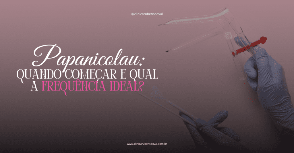 Papanicolau: quando começar e qual a frequência ideal? 1 Mãos com luvas segurando espéculo, escova e frasco para coleta de exame ginecológico sobre fundo rosa.